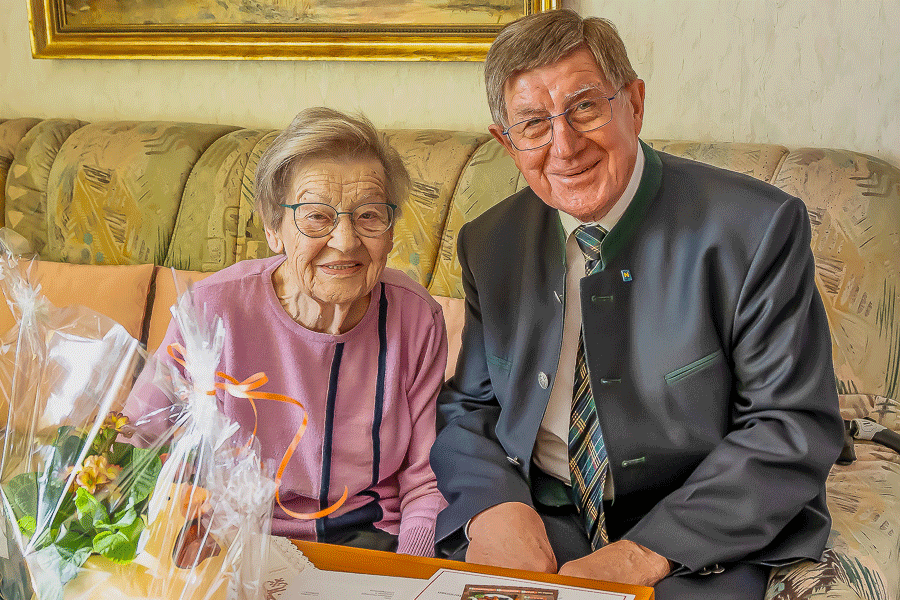 Bezirksvertreter Alois Litschauer (Horn) gratuliert Kollegin Hildegard Denninger zum 95. Geburtstag