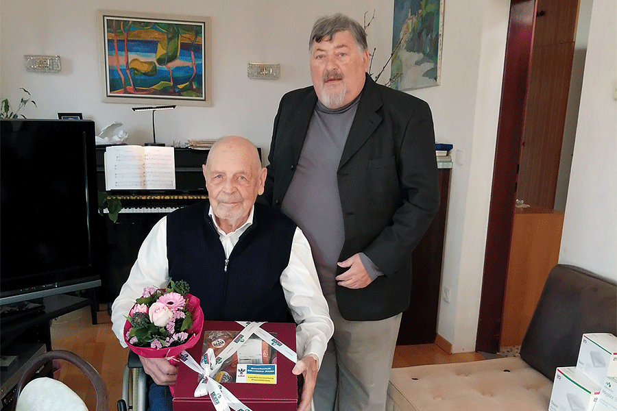 Bezirksvertreter Rudolf Rodinger (Baden) gratuliert Kollegen Heinrich Schratt zum 95. Geburtstag