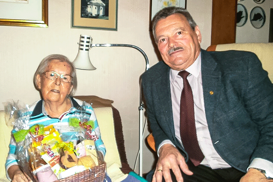 Jubilarin Elfriede Mayrhofer mit Bezirksvertreter Alfred Heigl | Foto zVg von Alfred Heigl